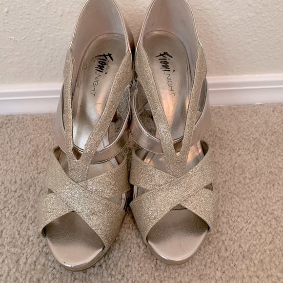 Fioni Night: Gold High Heels - Picture 2 of 2